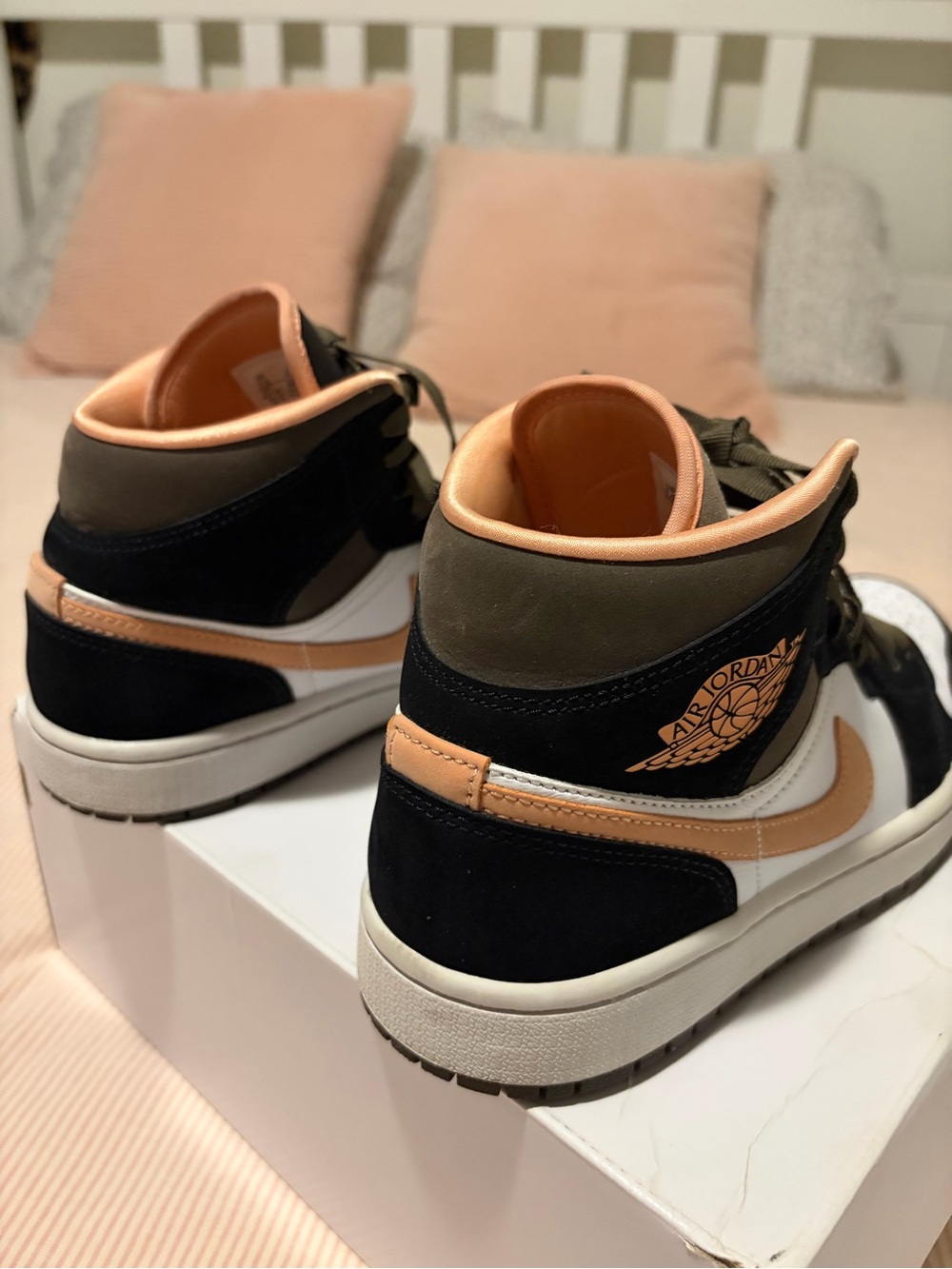 Air Jordan 1 Mid - Picture 3 of 5